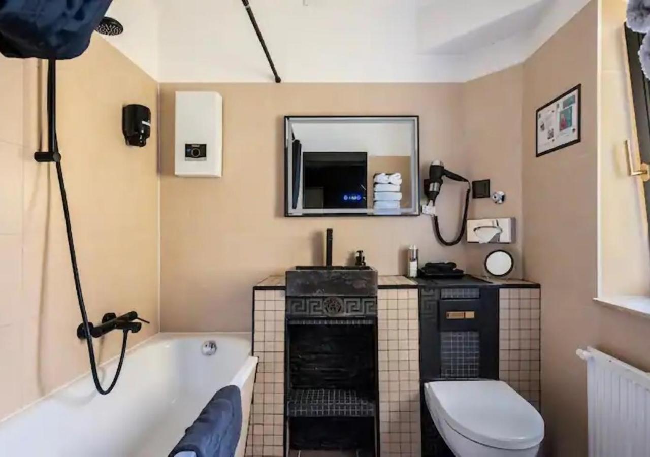 Miet-kamp Ruhig, Zentral, Nahe Messe, Ausgefallenes Design 2 Schlafzimmer *